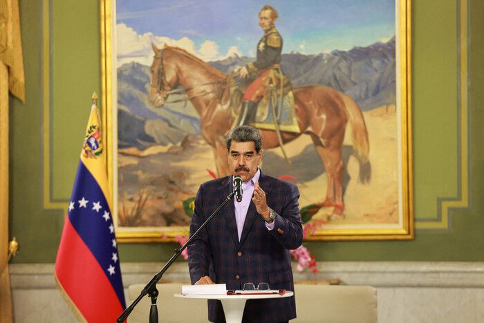 11일(현지시각) 니콜라스 마두로 베네수엘라 대통령이 국회가 승인한 국가 방위체계 법안에 서명하며 연설하고 있다. 마두로 대통령이 이 자리에서민간과 군을 통합하기 위한 통합방위사령부의 즉각적인 가동을 명령했다. 로이터 연합뉴스