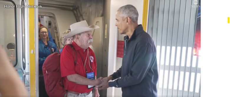 버락 오바마 전 대통령이 한국전·베트남전 참전용사들이 탄 여객기에 깜짝 등장해 화제가 됐다. ABC 뉴스 갈무리.