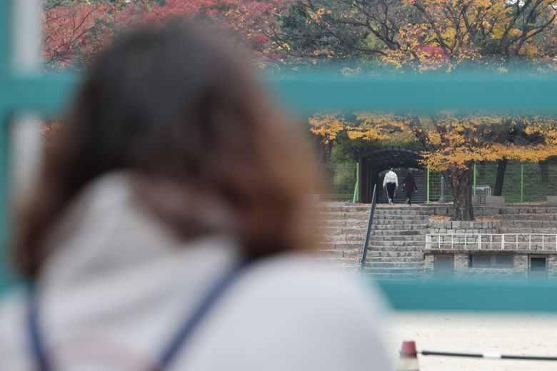 2026학년도 대학수학능력시험이 치러진 13일 아침 서울 중구 이화여자외국어고등학교에서 한 학부모가 수험생의 뒷모습을 바라보고 있다. 최현수 기자 emd@hani.co.kr