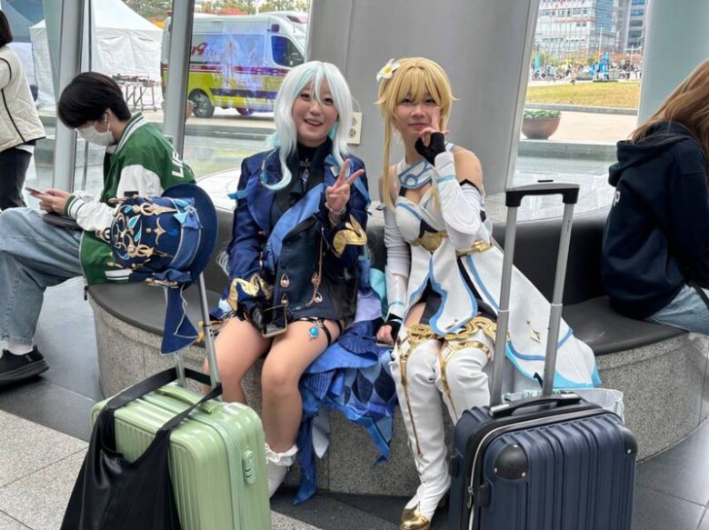 13일 부산 벡스코에서 열린 지스타 2025에 코스프레를 하고 찾은 관람객들. 채반석 기자