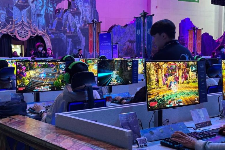 13일 부산 벡스코에서 열린 지스타 2025의 엔씨소프트 부스에 마련된 아이온2 시연장. 채반석 기자