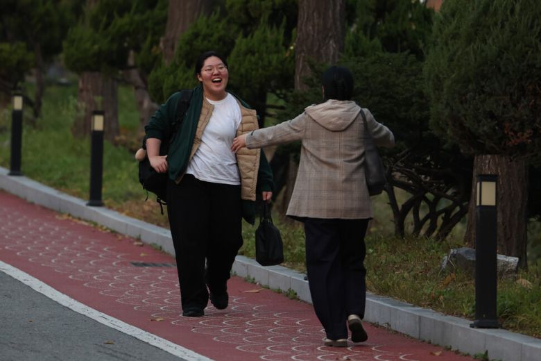 2026학년도 대학수학능력시험일인 13일 오후 서울 마포구 서울여자고등학교에서 한 학부모가 수험장에서 조금 늦게 나온 딸을 직접 학교 안으로 들어가 맞이하고 있다. 김혜윤 기자 unique@hani.co.kr