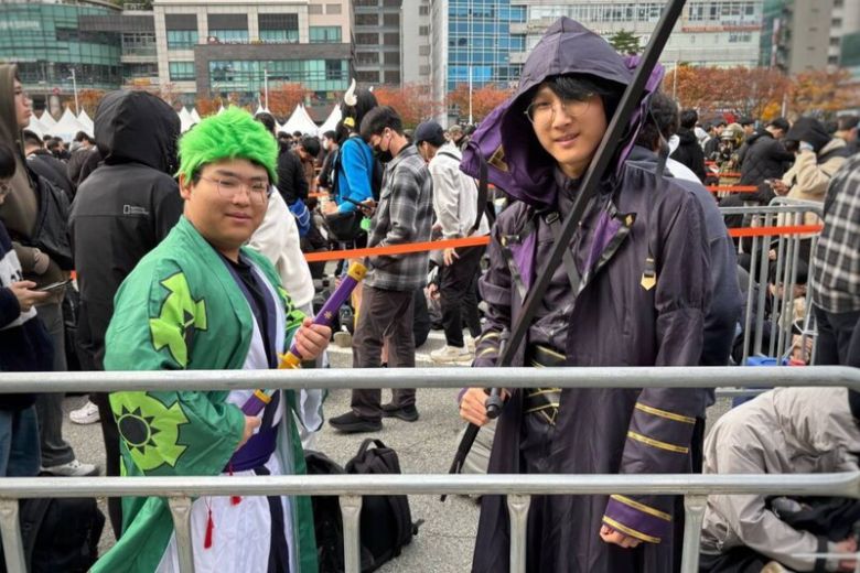 13일 부산 벡스코에서 열린 지스타 2025에 코스프레를 하고 찾은 관람객들. 채반석 기자