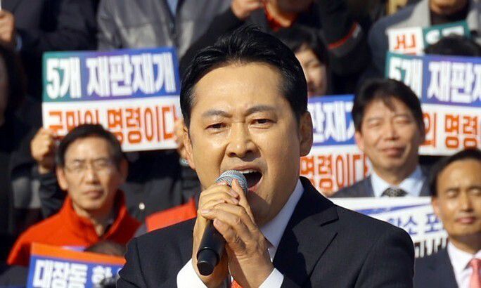 장동혁 국민의힘 대표가 12일 국회 본관 계단 앞에서 의원들과 당원들이 참석한 가운데 열린 대장동 일당 7400억 국고 환수 촉구 및 검찰 항소포기 외압 규탄대회에서 규탄사를 하고 있다. 윤운식 선임기자 yws@hani.co.kr