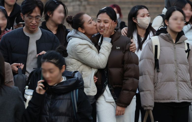 2026학년도 대학수학능력시험일인 13일 오후 서울 이화여자외국어고등학교에서 한 어머니가 시험을 마치고 나온 딸에게 볼뽀뽀를 하고 있다. 백소아 기자 thanks@hani.co.kr