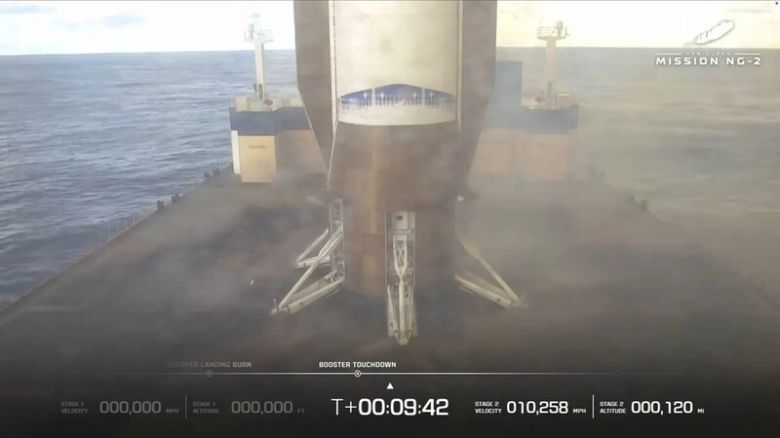 이륙 9분30여초 후 해상 바지선으로 돌아온 블루오리진의 뉴글렌 로켓 1단 추진체. 로켓 회수에 성공한 우주발사체 기업은 일론 머스크의 스페이스엑스에 이어 세계 두번째다. 웹방송 갈무리