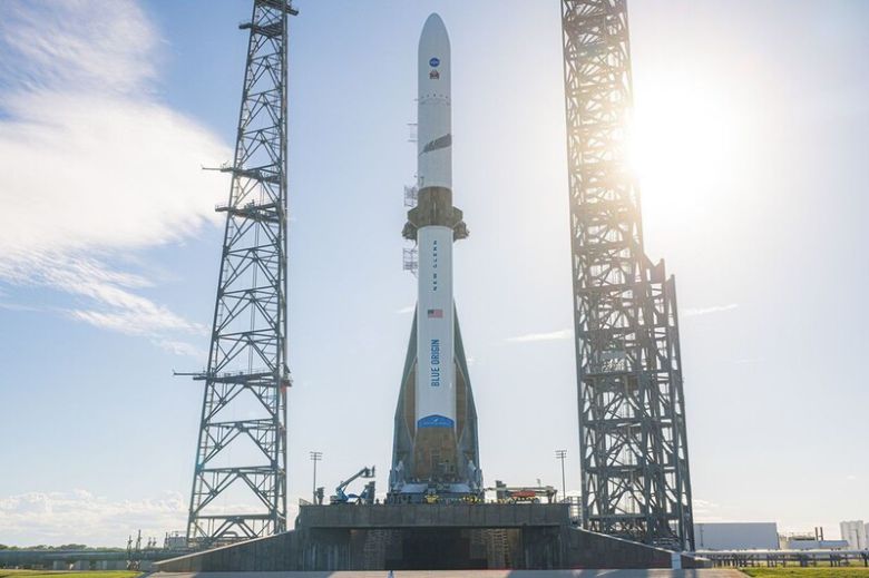 화성 궤도 탐사선을 싣고 발사대에 대기 중인 뉴글렌 로켓. 미국항공우주국 제공