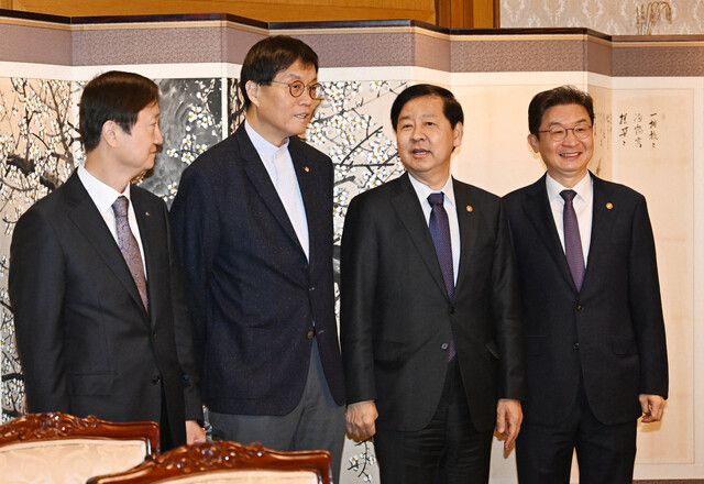 14일 시장상황점검회의에 앞서 참석자들이 기념사진을 찍고 있다. 왼쪽부터 이찬진 금융감독원장, 이창용 한국은행 총재, 구윤철 부총리, 이억원 금융위원장. 기획재정부 제공