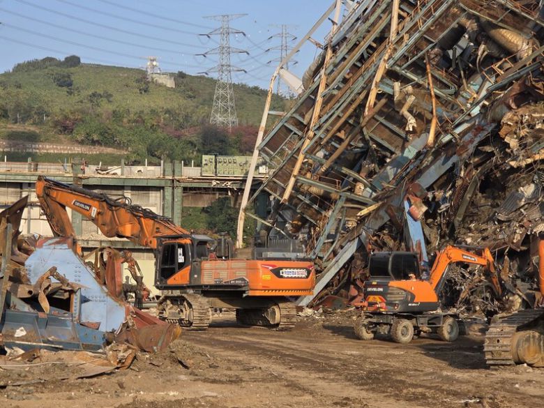 울산화력발전소 보일러 타워 붕괴사고 9일째인 14일 오전 사고 현장에서 중장비를 동원한 수색 작업이 밤낮없이 이어지고 있다. 울산소방본부 제공