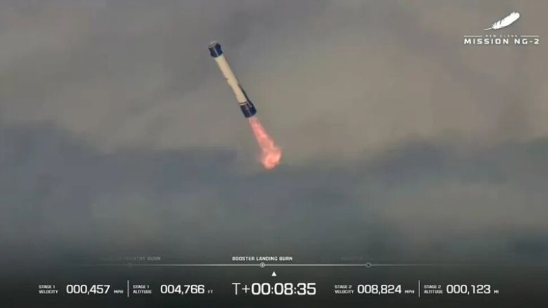 역추진 엔진을 이용해 해상 바지선을 향해 낙하하고 있는 뉴글렌 로켓 1단 추진체. 블루오리진 제공