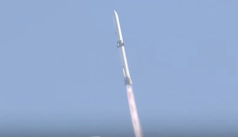 13일 오후 미 플로리다 케이프커너배럴우주군기지에서 발사된 블루오리진의 뉴글렌 로켓이 고도를 높이고 있다. 블루오리진 제공