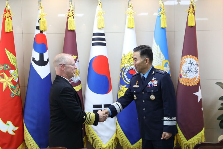방한한 대릴 커들 미국 해군참모총장이 지난 14일 오후 서울에서 한국 국방부 출입기자들과 인터뷰를 하고 있다. 국방부 공동취재단