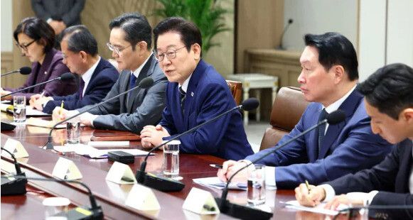 이재명 대통령이 16일 서울 용산 대통령실에서 열린 한-미 관세 협상 후속 민관 합동회의에서 대기업 총수들에게 국내투자와 고용을 늘려줄 것을 요청하고 있다. 연합뉴스