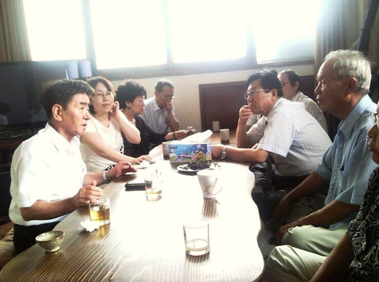 김상숙 교수가 1기 진실화해위 조사관으로 활동하던 2010년 7월30일 대구10월항쟁유족회 사무실에서 10월항쟁유족회와 전국유족회의 간담회에 참석한 모습. 왼쪽부터 나정태 경산코발트광산유족회 이사, 김상숙 조사관, 채영희 대구10월항쟁유족회 회장, 이성번 대구10월항쟁유족회 사무국장, 김진수 진실화해위 대협팀장, 오원록 전국유족회 상임의장(당시 직함 기준). 김상숙 제공