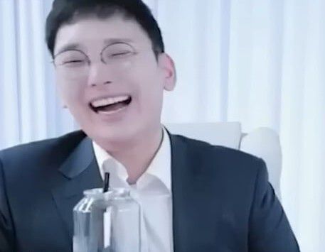 지난 12일 한 유튜브 채널에 출연한 박민영 국민의힘 미디어 대변인이 웃고 있다. 유튜브 갈무리