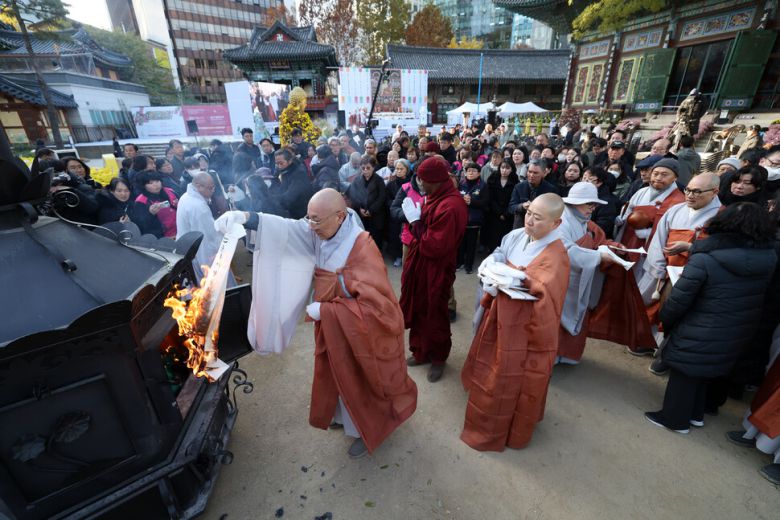 산재사망 희생자 추모 위령재가 18일 오후 서울 종로구 조계사에서 열려 스님과 유가족들이 소전의식을 하고 있다. 김영원 기자 forever@hani.co.kr