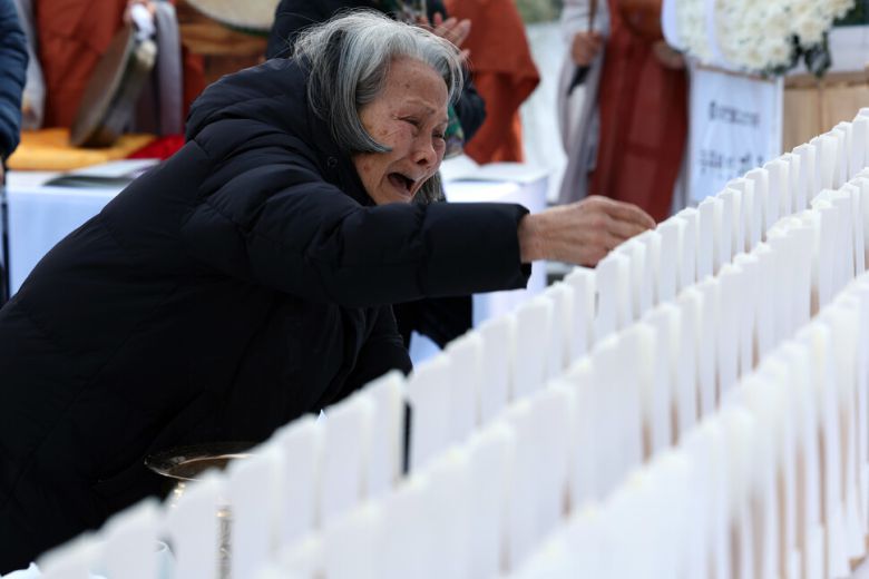산재사망 희생자 추모 위령재가 18일 오후 서울 종로구 조계사에서 열려 고 강보경씨의 어머니 이숙련씨가 오열하고 있다. 강씨는 2023년 8월 디엘이앤씨(DL E&C) 아파트 신축 공사 현장에서 창호를 보수하다가 추락해 사망했다. 김영원 기자 forever@hani.co.kr