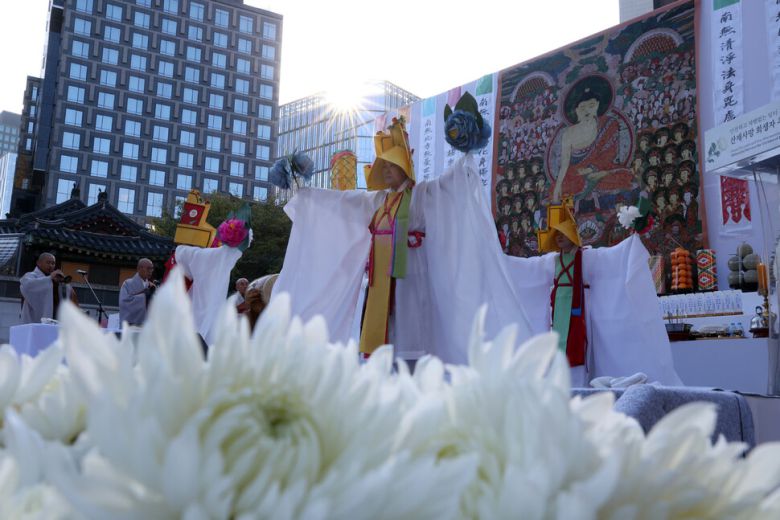 산재사망 희생자 추모 위령재가 18일 오후 서울 종로구 조계사에서 열리고 있다. 김영원 기자 forever@hani.co.kr