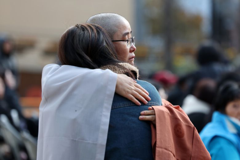 산재사망 희생자 추모 위령재가 18일 오후 서울 종로구 조계사에서 열려 스님이 헌화를 마친 유가족을 안아주며 위로하고 있다. 김영원 기자 forever@hani.co.kr