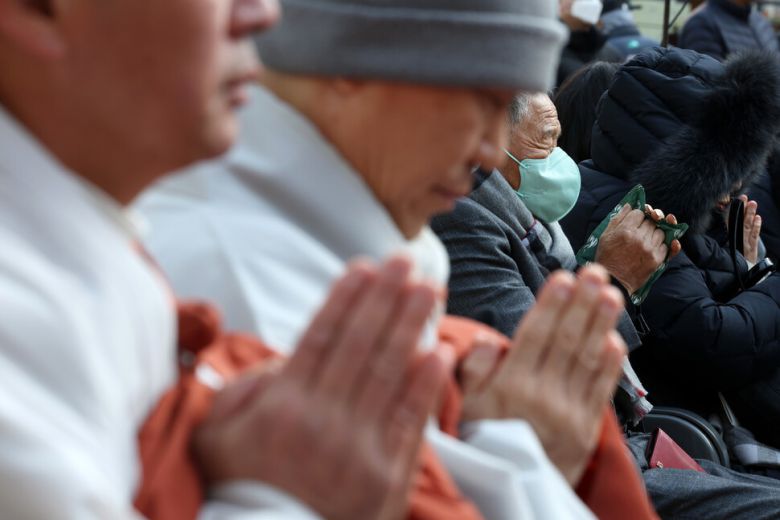 산재사망 희생자 추모 위령재가 18일 오후 서울 종로구 조계사에서 열려 유가족이 합장하며 기도하고 있다. 김영원 기자 forever@hani.co.kr