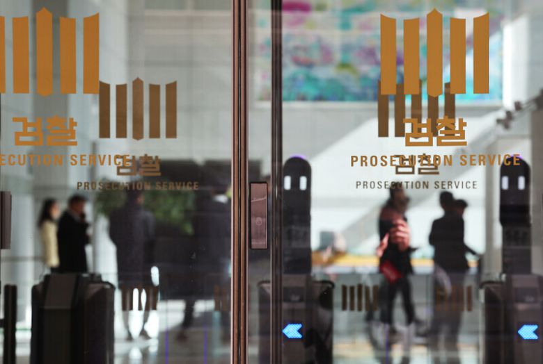 검찰의 대장동 개발 비리 사건 항소 포기와 관련해 일선 검사장들이 노만석 검찰총장 권한대행에게 ‘항소 포기 지시 경위·근거’ 등에 대해 상세 설명을 요구하는 입장문을 낸 지난 10일, 서울 서초구 대검찰청 로비에 직원들이 있다. 연합뉴스