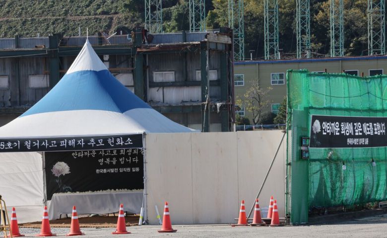 경찰과 고용노동부, 국립과학수사연구원, 한국산업안전보건공단 등이 합동감식을 벌인 18일 울산 남구 한국동서발전 울산화력발전소 보일러동 붕괴 사고 현장에 이번 사고로 숨진 노동자 7명을 추모하는 헌화소가 설치돼 있다. 연합뉴스