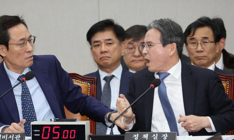 18일 서울 여의도 국회에서 열린 운영위원회 전체회의에서 김용범 대통령실 정책실장이 국민의힘 김은혜 의원의 질의에 답하는 도중 언쟁을 이어가자 우상호 대통령실 정무수석이 이를 제지하고 있다. 연합뉴스