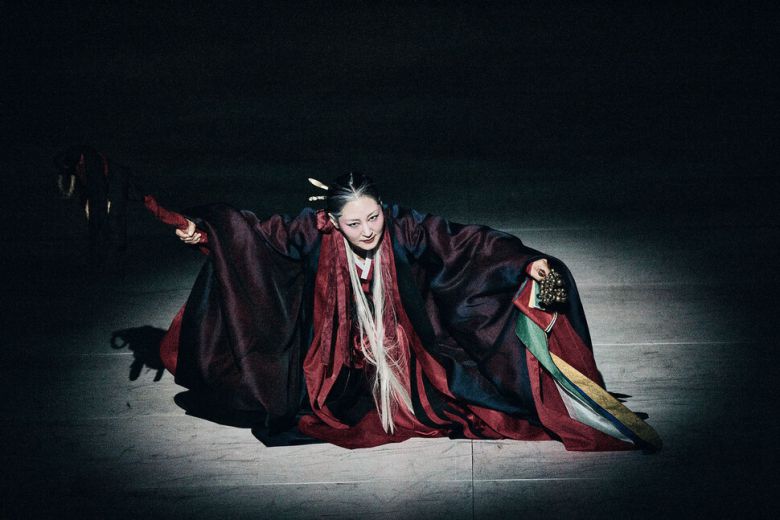 국립국악원 무용단이 춘향전을 각색한 무용극 ‘춘향단전’의 첫 장면은 무당춤으로 시작한다. 국립국악원 제공