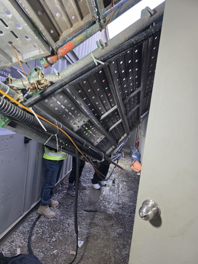 19일 오후 5시2분께 울산 울주군 온산국가산업단지 에쓰오일 샤힌프로젝트 공사 현장에서 공사용 가설물인 비계가 무너져 최소 7명이 다쳤다. 전국플랜트건설노조 울산지부 제공