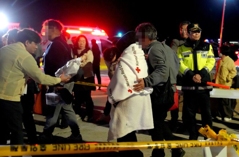 20일 새벽 전남 목포시 목포해양경찰서 전용 부두로 구조된 여객선 퀸제누비아2호 탑승객들이 병원과 임시 숙소로 이동하기 위해 버스에 탑승하고 있다. 전남도 제공