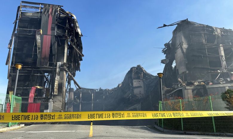 지난 15일 발생한 큰 불로 전소한 천안 이랜드물류센터 출입구에 소방당국의 출입금지 테이프가 설치돼 있다. 송인걸 기자