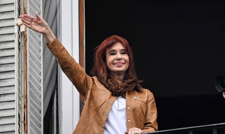 크리스티나 페르난데스 전 대통령이 지난 9월20일 아르헨티나 부에노스아이레스 자택 발코니에서 가택 연금 100일을 맞아 지지자들에게 손을 흔들고 있다. AFP 연합뉴스