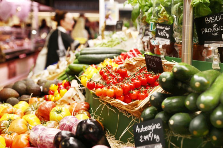 아비뇽에서 가장 큰 재래시장인 ‘레알 시장’의 과일 판매대. 박미향 기자