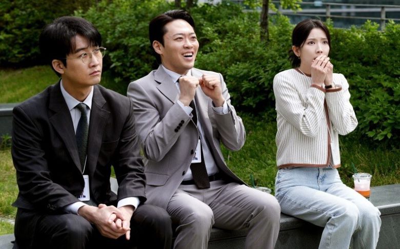 ‘서울 자가에 대기업 다니는 김 부장 이야기’의 한 장면. 가운데가 넉살 좋은 정 대리다. 제이티비시 제공