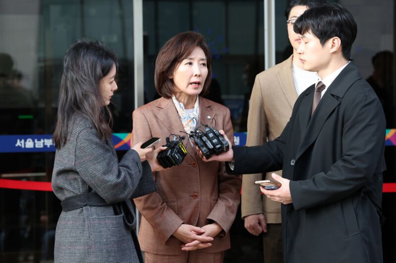 나경원 국민의힘 의원이 20일 오후 서울 양천구 서울남부지법에서 열린 ‘국회 패스트트랙 충돌’ 사건 선고 공판에서 벌금형을 선고받고 나와 취재진의 질문에 답하고 있다. 김영원 기자 forever@hani.co.kr