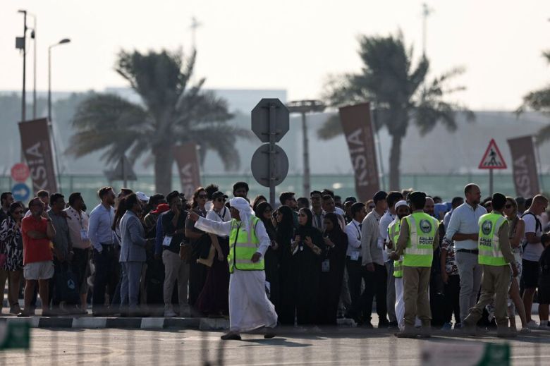 두바이 알막툼 국제공항에서 열린 2025 두바이 에어쇼 현장에서 인도 전투기 추락 사고 이후 경찰관들이 입장 대기 중인 관람객들에게 안내를 하고 있다. 인도산 테자스 전투기는 이날 시범 비행 도중 추락해 조종사가 사망했다고 인도 공군이 발표했다. AFP연합뉴스