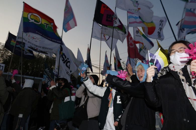 트랜스젠더 추모의 날을 맞이해 22일 오후 서울 용산구 녹사평 광장에서 열린 ‘동네북, 두드릴수록 크게 울리는’에서 브라질리언 퍼커션 앙상블 ‘호레이’의 신나는 연주에 맞춰 참석자들이 춤추고 있다. 김혜윤 기자 unique@hani.co.kr