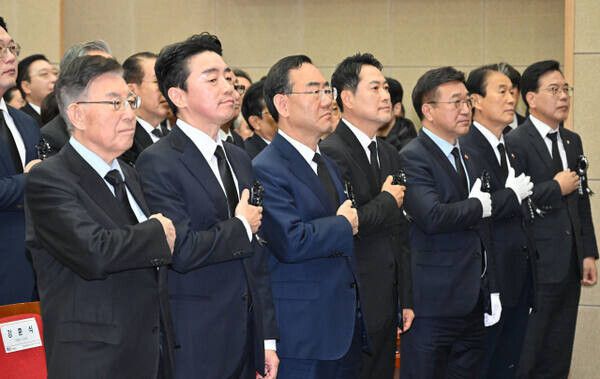 지난 21일 서울 동작구 국립서울현충원에서 열린 고 김영삼 전 대통령 서거 10주기 추모식에서 참석자들이 국기에 경례를 하고 있다. 왼쪽부터 김덕룡 김영삼민주센터 이사장, 강훈식 대통령비서실장, 주호영 국회부의장, 국민의힘 장동혁 대표, 윤호중 행정안전부 장관, 권오을 국가보훈부 장관, 국민의힘 송언석 원내대표. 연합뉴스