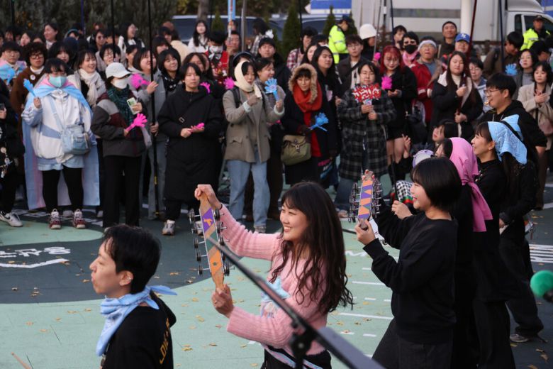 트랜스젠더 추모의 날을 맞이해 22일 오후 서울 용산구 녹사평 광장에서 열린 ‘동네북, 두드릴수록 크게 울리는’에서 브라질리언 퍼커션 앙상블 ‘호레이’가 신나게 연주하고 있다. 김혜윤 기자 unique@hani.co.kr