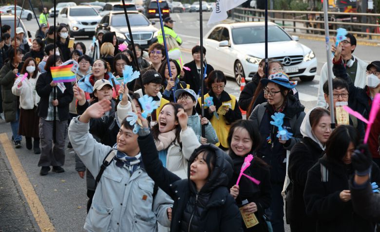 트랜스젠더 추모의 날을 맞이해 22일 오후 서울 용산구 녹사평 광장에서 열린 ‘동네북, 두드릴수록 크게 울리는’에 참석한 시민들이 행진하고 있다. 김혜윤 기자 unique@hani.co.kr