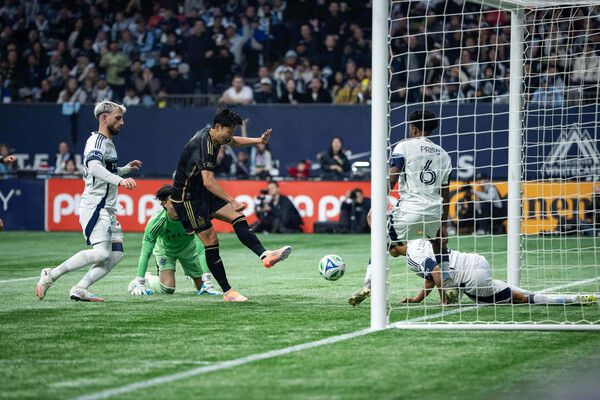 엘에이FC의 손흥민이 23일(한국시각) 열린 2025 메이저리그사커(MLS) 서부 콘퍼런스 4강전 밴쿠버와 경기에서 추격골을 넣고 있다. 밴쿠버/AP 연합뉴스