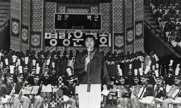1970년대 〈명랑운동회〉를 진행하는 변웅전 전 아나운서.(문화방송 제공)