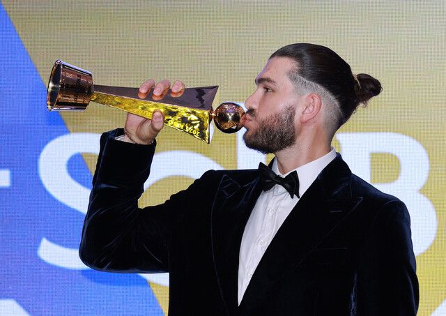 한화 이글스 코디 폰세가 24일 열린 2025 KBO 시상식에서 정규시즌 최우수선수(MVP)로 선정된 뒤 트로피에 입을 맞추고 있다. 연합뉴스