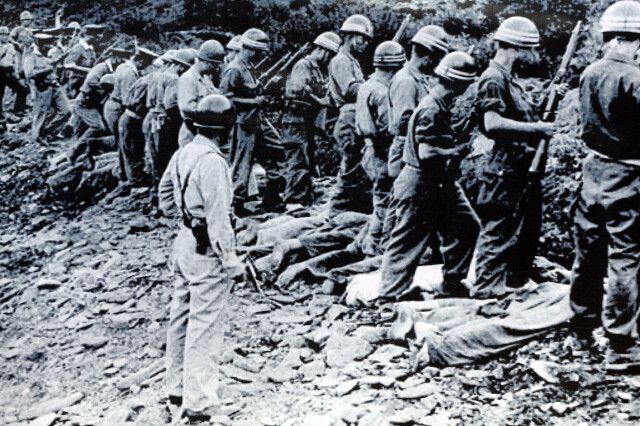 1950년 7월 대전 산내면 골령골에서 군인들이 보도연맹원을 학살하고 있다. 보도연맹원 학살은 한국전쟁 발발 직후 전국 각지에서 진행됐다. 미 국립문서기록관리청