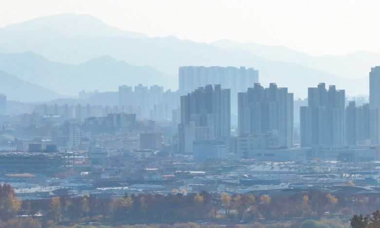 대구의 초미세먼지 농도가 나쁨 수준을 보인 24일 대구 도심의 숲과 가로수에 단풍이 든 가운데 초미세먼지로 인해 뿌옇게 보이고 있다. 연합뉴스