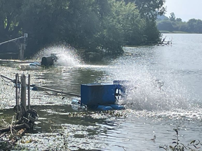 2025년 9월 낙동강 칠서 취수장 취수구 앞에서 녹조를 완화하기 위해 물거품을 일으키는 장비가 가동되고 있다. 김규원 선임기자.