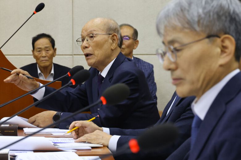 이 사진은 경찰기록에 근거해 희생자를 부역자로 둔갑시켰다는 비판을 받았던 2기 진실화해위의 퇴행을 상징적으로 보여준다. 1950년 9월 진도중학교 1학년생으로 경찰에 학살당했지만 ‘암살대원’이라는 1969년 진도경찰서 기록에 따라 진실규명이 보류된 허훈옥(당시 14살)의 동생 허경옥(가운데)씨가 지난해 10월10일 오후 서울 여의도 국회에서 열린 행정안전위원회 진실화해위 국정감사에 참석해 억울함을 호소하고 있다. 하지만 김광동 진실화해위원장은 유족의 면전에서 “피해자가 가해 활동에 있지 않았다고 단정할 수 없다”고 반박했다. 윤운식 선임기자 yws@hani.co.kr