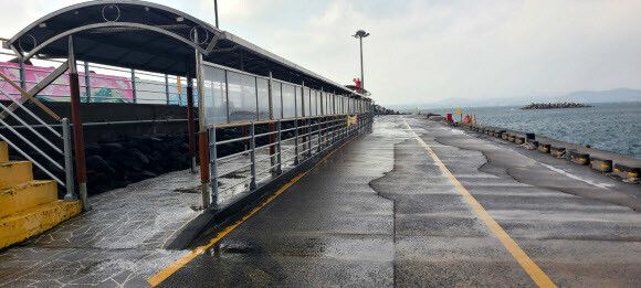 25일 해상에 발효된 풍랑주의보로 제주 본섬과 우도를 오가는 도항선 운항이 중단된 천진항에 인적이 끊겨 있다. 연합뉴스