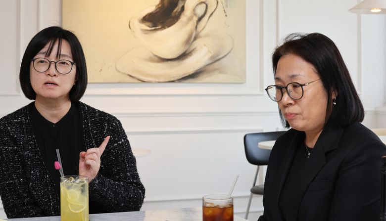 지난 6일 서울 중구의 한 카페에서 한겨레와 인터뷰하며 이야기를 나누고 있는 이하영(왼쪽)·박현정 조사관. 류우종 선임기자 wjryu@hani.co.kr
