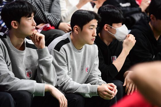 전체 1순위 문유현(가운데)은 25일 대표팀과 연습 경기에서 비공식 데뷔전을 치렀다. 한국농구연맹 제공